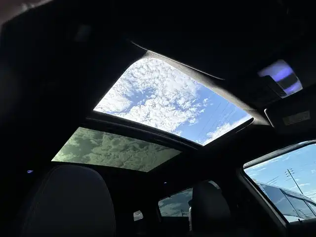 三菱 アウトランダー ＰＨＥＶ P 大阪府 2022(令4)年 2.4万km ホワイトダイヤモンド １２．３型ナビ　/フルセグ　/Ｂｌｕｅｔｏｏｔｈ　/全方位カメラ　/パノラマルーフ（開閉可能）/シルバールーフレール　/ＢＯＳＥサウンド　/レザーシート　/シートヒーター　（前列・２列目）/ワイヤレス充電　/スポーティーＰＫＧエアロ　/ＲＳＲ車高調（純正サスあり）/AC1500W/パワーバックドア/ワイヤレス充電/充電ケーブルあり/マイパイロット/ブラインドスポットモニター