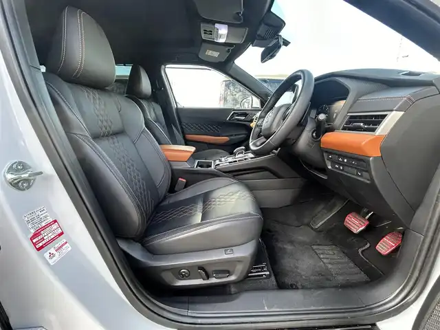 三菱 アウトランダー ＰＨＥＶ P 大阪府 2022(令4)年 2.4万km ホワイトダイヤモンド １２．３型ナビ　/フルセグ　/Ｂｌｕｅｔｏｏｔｈ　/全方位カメラ　/パノラマルーフ（開閉可能）/シルバールーフレール　/ＢＯＳＥサウンド　/レザーシート　/シートヒーター　（前列・２列目）/ワイヤレス充電　/スポーティーＰＫＧエアロ　/ＲＳＲ車高調（純正サスあり）/AC1500W/パワーバックドア/ワイヤレス充電/充電ケーブルあり/マイパイロット/ブラインドスポットモニター