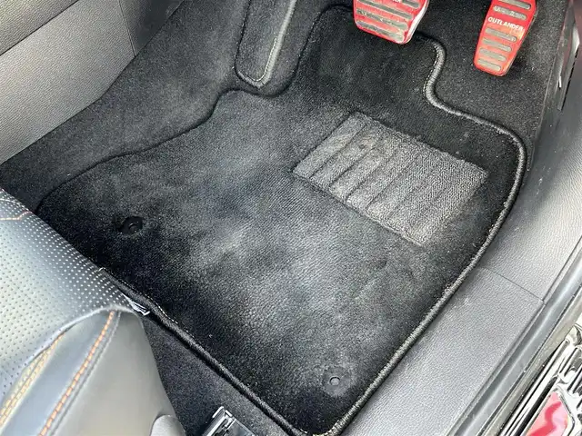 三菱 アウトランダー ＰＨＥＶ P 大阪府 2022(令4)年 2.4万km ホワイトダイヤモンド １２．３型ナビ　/フルセグ　/Ｂｌｕｅｔｏｏｔｈ　/全方位カメラ　/パノラマルーフ（開閉可能）/シルバールーフレール　/ＢＯＳＥサウンド　/レザーシート　/シートヒーター　（前列・２列目）/ワイヤレス充電　/スポーティーＰＫＧエアロ　/ＲＳＲ車高調（純正サスあり）/AC1500W/パワーバックドア/ワイヤレス充電/充電ケーブルあり/マイパイロット/ブラインドスポットモニター