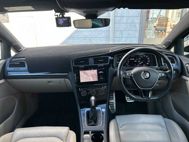 フォルクスワーゲン ゴルフ TSI ハイライン マイスター 埼玉県 2020(令2)年 5.8万km ディープブラックパールエフェクト メーカーナビ　/(AM/FM/AUX/CD/DVD/USB/Bluetooth/フルセグ)/ETC2.0 /ドラレコ前後/バックカメラ　/ドアバイザー　/電格ミラー　/LEDライト　/パワーシート(D)　/シートヒーター(D/N)　/フォグランプ　/ISOFIX /純正フロア　/BSM　/パドルシフト/ステアリングスイッチ　/オートライト　/プッシュスタート/純正フロア/クルーズコントロール/フロントアシスト/TRC/アイドリング/パーキングアシスト/パーキングセンサー/プレミアムサウンドDYNAUDIO/スマートキー/スペアキー1本/保証書/取扱説明書/パワーステアリング/パワーウィンドウ/ABS