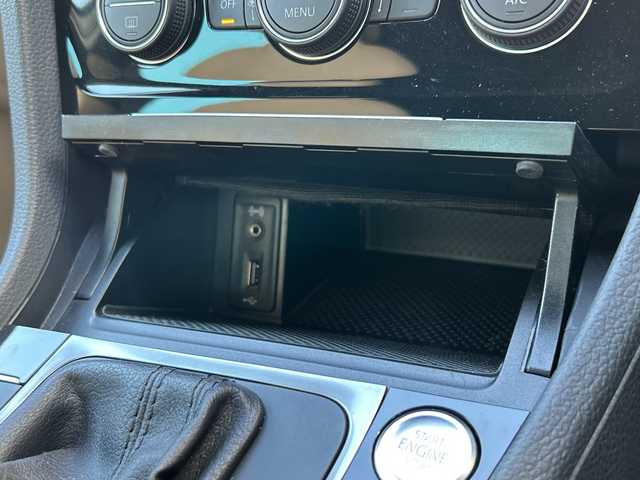 フォルクスワーゲン ゴルフ TSI ハイライン マイスター 埼玉県 2020(令2)年 5.8万km ディープブラックパールエフェクト メーカーナビ　/(AM/FM/AUX/CD/DVD/USB/Bluetooth/フルセグ)/ETC2.0 /ドラレコ前後/バックカメラ　/ドアバイザー　/電格ミラー　/LEDライト　/パワーシート(D)　/シートヒーター(D/N)　/フォグランプ　/ISOFIX /純正フロア　/BSM　/パドルシフト/ステアリングスイッチ　/オートライト　/プッシュスタート/純正フロア/クルーズコントロール/フロントアシスト/TRC/アイドリング/パーキングアシスト/パーキングセンサー/プレミアムサウンドDYNAUDIO/スマートキー/スペアキー1本/保証書/取扱説明書/パワーステアリング/パワーウィンドウ/ABS