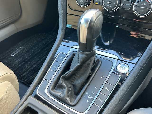 フォルクスワーゲン ゴルフ TSI ハイライン マイスター 埼玉県 2020(令2)年 5.8万km ディープブラックパールエフェクト メーカーナビ　/(AM/FM/AUX/CD/DVD/USB/Bluetooth/フルセグ)/ETC2.0 /ドラレコ前後/バックカメラ　/ドアバイザー　/電格ミラー　/LEDライト　/パワーシート(D)　/シートヒーター(D/N)　/フォグランプ　/ISOFIX /純正フロア　/BSM　/パドルシフト/ステアリングスイッチ　/オートライト　/プッシュスタート/純正フロア/クルーズコントロール/フロントアシスト/TRC/アイドリング/パーキングアシスト/パーキングセンサー/プレミアムサウンドDYNAUDIO/スマートキー/スペアキー1本/保証書/取扱説明書/パワーステアリング/パワーウィンドウ/ABS