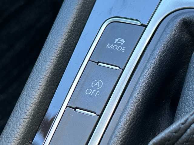 フォルクスワーゲン ゴルフ TSI ハイライン マイスター 埼玉県 2020(令2)年 5.8万km ディープブラックパールエフェクト メーカーナビ　/(AM/FM/AUX/CD/DVD/USB/Bluetooth/フルセグ)/ETC2.0 /ドラレコ前後/バックカメラ　/ドアバイザー　/電格ミラー　/LEDライト　/パワーシート(D)　/シートヒーター(D/N)　/フォグランプ　/ISOFIX /純正フロア　/BSM　/パドルシフト/ステアリングスイッチ　/オートライト　/プッシュスタート/純正フロア/クルーズコントロール/フロントアシスト/TRC/アイドリング/パーキングアシスト/パーキングセンサー/プレミアムサウンドDYNAUDIO/スマートキー/スペアキー1本/保証書/取扱説明書/パワーステアリング/パワーウィンドウ/ABS