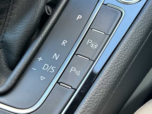 フォルクスワーゲン ゴルフ TSI ハイライン マイスター 埼玉県 2020(令2)年 5.8万km ディープブラックパールエフェクト メーカーナビ　/(AM/FM/AUX/CD/DVD/USB/Bluetooth/フルセグ)/ETC2.0 /ドラレコ前後/バックカメラ　/ドアバイザー　/電格ミラー　/LEDライト　/パワーシート(D)　/シートヒーター(D/N)　/フォグランプ　/ISOFIX /純正フロア　/BSM　/パドルシフト/ステアリングスイッチ　/オートライト　/プッシュスタート/純正フロア/クルーズコントロール/フロントアシスト/TRC/アイドリング/パーキングアシスト/パーキングセンサー/プレミアムサウンドDYNAUDIO/スマートキー/スペアキー1本/保証書/取扱説明書/パワーステアリング/パワーウィンドウ/ABS