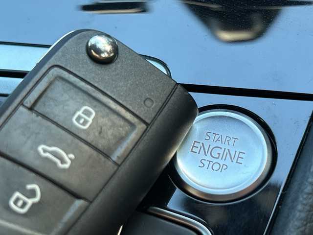 フォルクスワーゲン ゴルフ TSI ハイライン マイスター 埼玉県 2020(令2)年 5.8万km ディープブラックパールエフェクト メーカーナビ　/(AM/FM/AUX/CD/DVD/USB/Bluetooth/フルセグ)/ETC2.0 /ドラレコ前後/バックカメラ　/ドアバイザー　/電格ミラー　/LEDライト　/パワーシート(D)　/シートヒーター(D/N)　/フォグランプ　/ISOFIX /純正フロア　/BSM　/パドルシフト/ステアリングスイッチ　/オートライト　/プッシュスタート/純正フロア/クルーズコントロール/フロントアシスト/TRC/アイドリング/パーキングアシスト/パーキングセンサー/プレミアムサウンドDYNAUDIO/スマートキー/スペアキー1本/保証書/取扱説明書/パワーステアリング/パワーウィンドウ/ABS