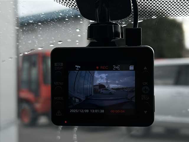 トヨタ プリウス S ツーリングセレクション 山形県 2012(平24)年 1.8万km シルバーM 禁煙車/モデリスタエアロパーツ/横滑り防止装置/純正SDナビ/（Bluetooth/CD/DVD/フルセグ)/バックカメラ/前方ドライブレコーダー/LEDオートライト/フォグランプ/Clazzioレザー調 シートカバー/ビルトインETC/純正AW/純正フロアマット/電動格納ウィンカーミラー/スマートキー/ドアバイザー