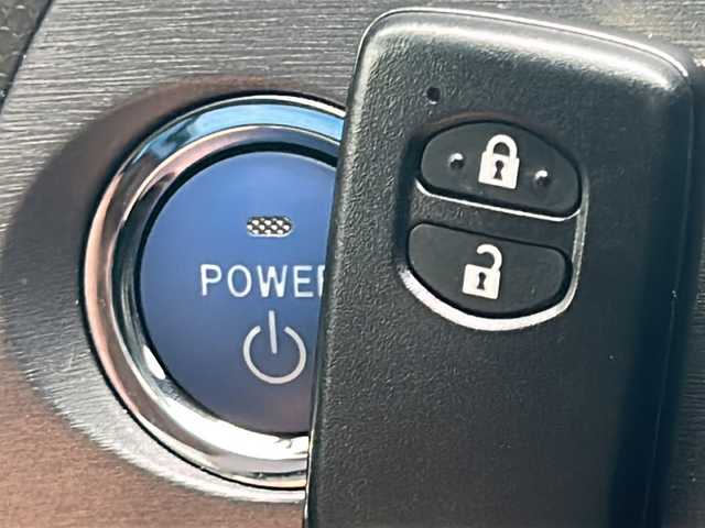 トヨタ プリウス S ツーリングセレクション 山形県 2012(平24)年 1.8万km シルバーM 禁煙車/モデリスタエアロパーツ/横滑り防止装置/純正SDナビ/（Bluetooth/CD/DVD/フルセグ)/バックカメラ/前方ドライブレコーダー/LEDオートライト/フォグランプ/Clazzioレザー調 シートカバー/ビルトインETC/純正AW/純正フロアマット/電動格納ウィンカーミラー/スマートキー/ドアバイザー