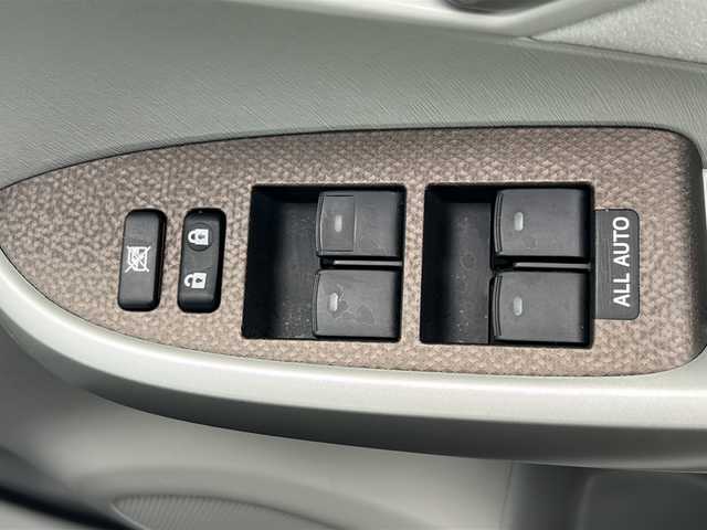 トヨタ プリウス S ツーリングセレクション 山形県 2012(平24)年 1.8万km シルバーM 禁煙車/モデリスタエアロパーツ/横滑り防止装置/純正SDナビ/（Bluetooth/CD/DVD/フルセグ)/バックカメラ/前方ドライブレコーダー/LEDオートライト/フォグランプ/Clazzioレザー調 シートカバー/ビルトインETC/純正AW/純正フロアマット/電動格納ウィンカーミラー/スマートキー/ドアバイザー