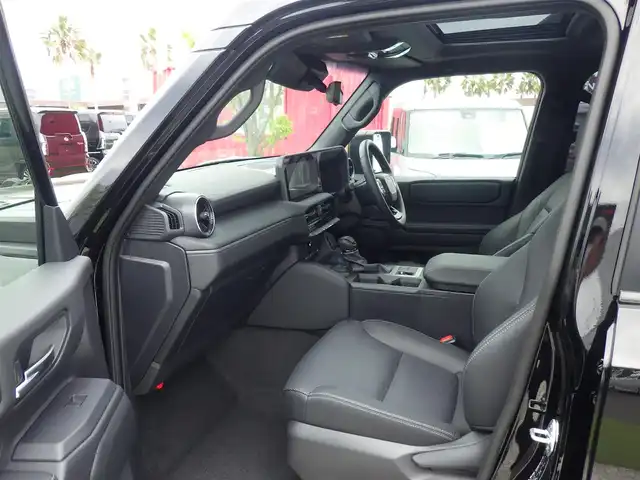 トヨタ ランドクルーザー ２５０ VX 千葉県 2024(令6)年 0.2万km ブラック ワンオーナー/丸目型ヘッドライト/Toyota Safety Sense/・プリクラッシュセーフティ/・レーンディパーチャーアラート/・アダプティブハイビームシステム/・レーダークルーズコントロール/・プロアクティブドライビングアシスト/・ブラインドスポットモニター/デジタルインナーミラー/パワーバックドア/ムーンルーフ/レザーシート/前席エアシート/シートヒーター/運転席パワーシート/ディスプレイオーディオ/【Apple CarPlay対応】/【Bluetooth接続】/パノラミックビューモニター/革巻きステアリング/ステアリングスイッチ/ドライブレコーダー/ETC（2.0）/LEDヘッドライト/フォグライト/ウインカーミラー/クリアランスソナー/純正18インチアルミホイル/サイド/カーテンエアバッグ/スマートキー