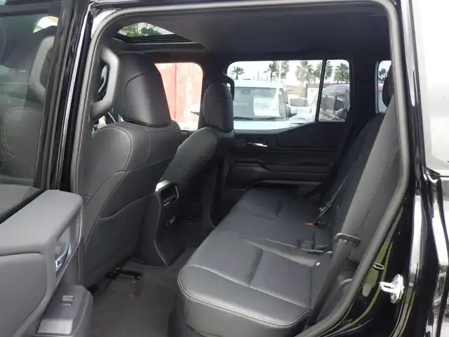 トヨタ ランドクルーザー ２５０ VX 千葉県 2024(令6)年 0.2万km ブラック ワンオーナー/丸目型ヘッドライト/Toyota Safety Sense/・プリクラッシュセーフティ/・レーンディパーチャーアラート/・アダプティブハイビームシステム/・レーダークルーズコントロール/・プロアクティブドライビングアシスト/・ブラインドスポットモニター/デジタルインナーミラー/パワーバックドア/ムーンルーフ/レザーシート/前席エアシート/シートヒーター/運転席パワーシート/ディスプレイオーディオ/【Apple CarPlay対応】/【Bluetooth接続】/パノラミックビューモニター/革巻きステアリング/ステアリングスイッチ/ドライブレコーダー/ETC（2.0）/LEDヘッドライト/フォグライト/ウインカーミラー/クリアランスソナー/純正18インチアルミホイル/サイド/カーテンエアバッグ/スマートキー