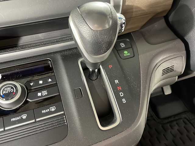 ホンダ フリード G ホンダセンシング 福岡県 2020(令2)年 5.8万km プラチナホワイトパール ・社外ナビ/・Bカメラ/・ETC/・フルセグTV/・クルコン/・CD/DVD/・IPoｄ/・Bluetooth/・両側パワースライドドア/・ウォークスルー/・３列シート/・オートライト/・純正フロアマット