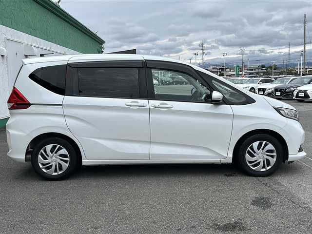 ホンダ フリード G ホンダセンシング 徳島県 2020(令2)年 5.8万km プラチナホワイトパール ・社外ナビ/・Bカメラ/・ETC/・フルセグTV/・クルコン/・CD/DVD/・Bluetooth/・両側パワースライドドア/・ウォークスルー/・３列シート/・LEDヘッドライト/・オートライト/・純正フロアマット