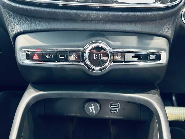 ボルボ ＸＣ４０ T4 AWD インスクリプション 大阪府 2019(令1)年 3.6万km グレー コンビニエンスP/ハーマンカードン/ACC/BLIS/黒革/パワーシート/Dシートメモリ/シートヒーター/ステアリングヒーター/純正ナビ/TV/360度カメラ/applecarplay/純正19インチAW/LEDヘッドライト/電動リアゲート/自動駐車/ワイヤレス充電