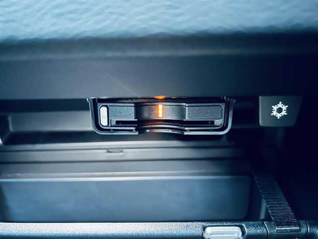 ボルボ ＸＣ４０ T4 AWD インスクリプション 大阪府 2019(令1)年 3.6万km グレー コンビニエンスP/ハーマンカードン/ACC/BLIS/黒革/パワーシート/Dシートメモリ/シートヒーター/ステアリングヒーター/純正ナビ/TV/360度カメラ/applecarplay/純正19インチAW/LEDヘッドライト/電動リアゲート/自動駐車/ワイヤレス充電