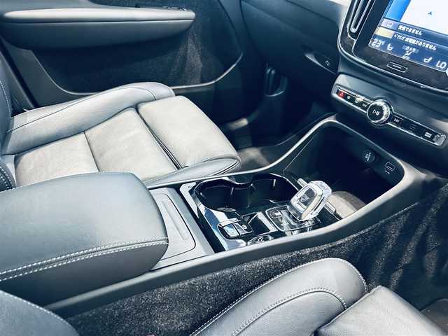 ボルボ ＸＣ４０ T4 AWD インスクリプション 大阪府 2019(令1)年 3.6万km グレー コンビニエンスP/ハーマンカードン/ACC/BLIS/黒革/パワーシート/Dシートメモリ/シートヒーター/ステアリングヒーター/純正ナビ/TV/360度カメラ/applecarplay/純正19インチAW/LEDヘッドライト/電動リアゲート/自動駐車/ワイヤレス充電