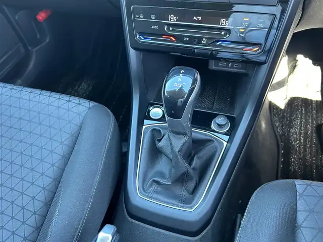 フォルクスワーゲン Ｔ－クロス TSI アクティブ 滋賀県 2022(令4)年 2.5万km 黒／グレー ワンオーナー/ディスプレイオーディオ/ナビ/Bluetoothオーディオ/Apple CarPlay、Android Auto、Mirror Link/バックカメラ/クルーズコントロール/プッシュスタート/ドアバイザー/ETC2.0/LEDヘッドライト/スマートキー×2/整備記録簿(R4、R6)