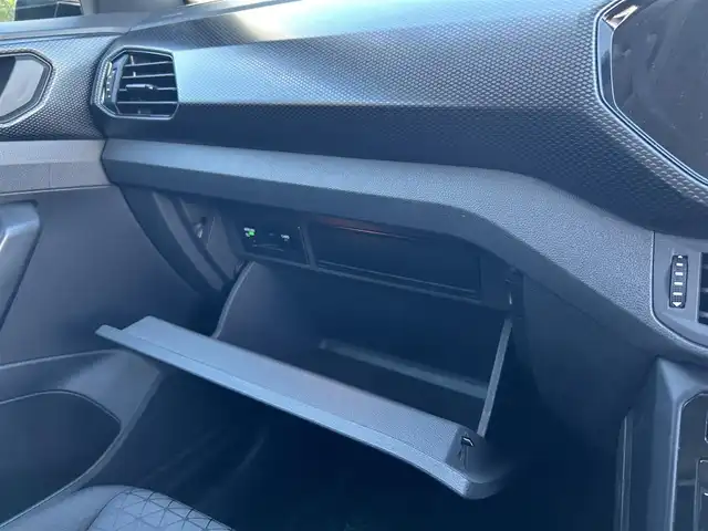 フォルクスワーゲン Ｔ－クロス TSI アクティブ 滋賀県 2022(令4)年 2.5万km 黒／グレー ワンオーナー/ディスプレイオーディオ/ナビ/Bluetoothオーディオ/Apple CarPlay、Android Auto、Mirror Link/バックカメラ/クルーズコントロール/プッシュスタート/ドアバイザー/ETC2.0/LEDヘッドライト/スマートキー×2/整備記録簿(R4、R6)