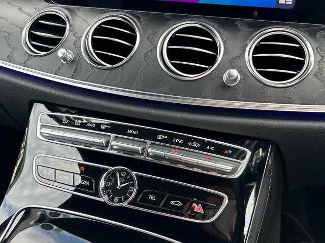 メルセデス・ベンツ Ｅ２００ SW アバンギャルド AMGライン 埼玉県 2020(令2)年 3.4万km 黒 黒革シート/純正HDDナビ/(Bluetooth/USB/フルセグ)/ａｐｐｌｅｃａｒｐｌａｙ/ＡＣＣ/エクスクルーシブＰＫＧ/アンビエントライト/シートヒータ/ドライブレコーダー/ＥＴＣ/バックカメラ/ブラインドスポットモニタ