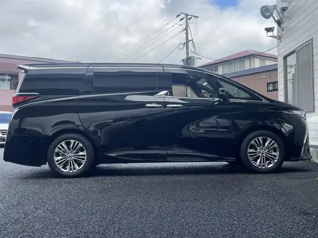 トヨタ アルファードハイブリット Z 福岡県 2024(令6)年 1万km ブラック ワンオーナー/ツインムーンルーフ/純正14インチコネクテッドナビ/　(Bluetooth/Miracast/フルセグTV)/パノラミックビューモニター/バックカメラ/デジタルインナーミラー/アドバンストパーク/アドバンストドライブ/トヨタセーフティセンス/・プリクラッシュセーフティ/・レーンディパーチャーアラート/・ロードサインアシスト/・レーダークルーズコントロール/・オートマチックハイビーム/ブラインドスポットモニター/安心降車アシスト/後方車両接近告知/周辺車両接近時サポート/クリアランスソナー/プロアクティブドライビングアシスト/フロント/リヤクロストラフィックアラート/リヤカメラディテクション/パーキングサポートブレーキ/両側パワースライドドア/パワーバックドア/純正18インチアルミホール/黒レザーシート/パドルシフト/ステアリングヒーター/パワーシート/シートヒーター/ベンチレーション/シートメモリー/電動サンシェード(2.3列目)/前後ドライブレコーダー/ETC2.0/純正フロアマット/置くだけ充電/スペアタイヤ/USBタイプCポート/100V電源
