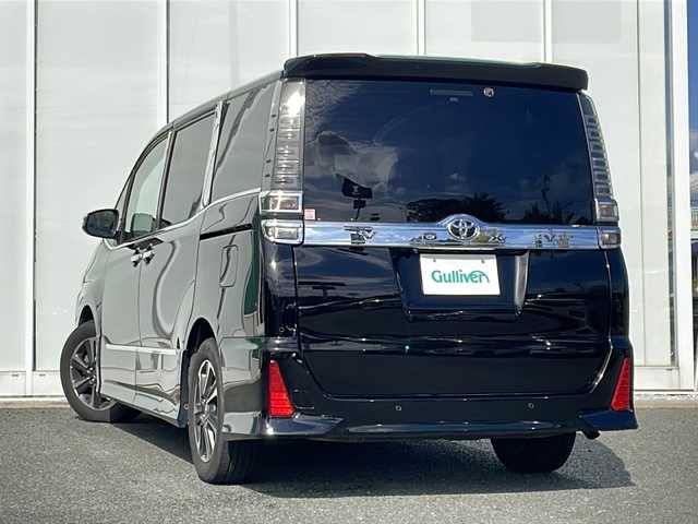 トヨタ ヴォクシー ZS 煌Ⅱ 福岡県 2020(令2)年 4.9万km ブラック 純正10インチナビ/（Bカメラ、Bluetooth、CD、DVD、TV、USB、HDMI、AM、FM）/両側パワースライドドア/純正12.1インチフリップダウンモニター（V12T-R68C)/デュアルエアコン/リアエアコン/クルーズコントロール/ドライブレコーダー前後/ETC/純正16インチホイール/プリクラッシュ/横滑り防止装置/車線逸脱警報/クリアランスソナー/アイドリングストップ/オートマチックハイビーム/プッシュスタート/スマートキー/LEDヘッドライト/フォグランプ/保証書