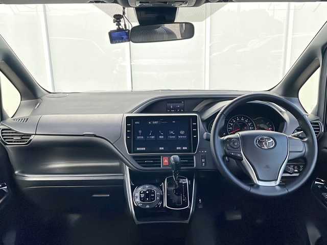 トヨタ ヴォクシー ZS 煌Ⅱ 福岡県 2020(令2)年 4.9万km ブラック 純正10インチナビ/（Bカメラ、Bluetooth、CD、DVD、TV、USB、HDMI、AM、FM）/両側パワースライドドア/純正12.1インチフリップダウンモニター（V12T-R68C)/デュアルエアコン/リアエアコン/クルーズコントロール/ドライブレコーダー前後/ETC/純正16インチホイール/プリクラッシュ/横滑り防止装置/車線逸脱警報/クリアランスソナー/アイドリングストップ/オートマチックハイビーム/プッシュスタート/スマートキー/LEDヘッドライト/フォグランプ/保証書
