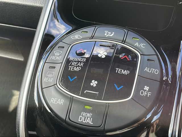 トヨタ ヴォクシー ZS 煌Ⅱ 福岡県 2020(令2)年 4.9万km ブラック 純正10インチナビ/（Bカメラ、Bluetooth、CD、DVD、TV、USB、HDMI、AM、FM）/両側パワースライドドア/純正12.1インチフリップダウンモニター（V12T-R68C)/デュアルエアコン/リアエアコン/クルーズコントロール/ドライブレコーダー前後/ETC/純正16インチホイール/プリクラッシュ/横滑り防止装置/車線逸脱警報/クリアランスソナー/アイドリングストップ/オートマチックハイビーム/プッシュスタート/スマートキー/LEDヘッドライト/フォグランプ/保証書