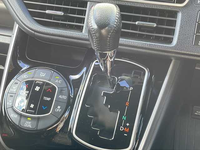 トヨタ ヴォクシー ZS 煌Ⅱ 福岡県 2020(令2)年 4.9万km ブラック 純正10インチナビ/（Bカメラ、Bluetooth、CD、DVD、TV、USB、HDMI、AM、FM）/両側パワースライドドア/純正12.1インチフリップダウンモニター（V12T-R68C)/デュアルエアコン/リアエアコン/クルーズコントロール/ドライブレコーダー前後/ETC/純正16インチホイール/プリクラッシュ/横滑り防止装置/車線逸脱警報/クリアランスソナー/アイドリングストップ/オートマチックハイビーム/プッシュスタート/スマートキー/LEDヘッドライト/フォグランプ/保証書