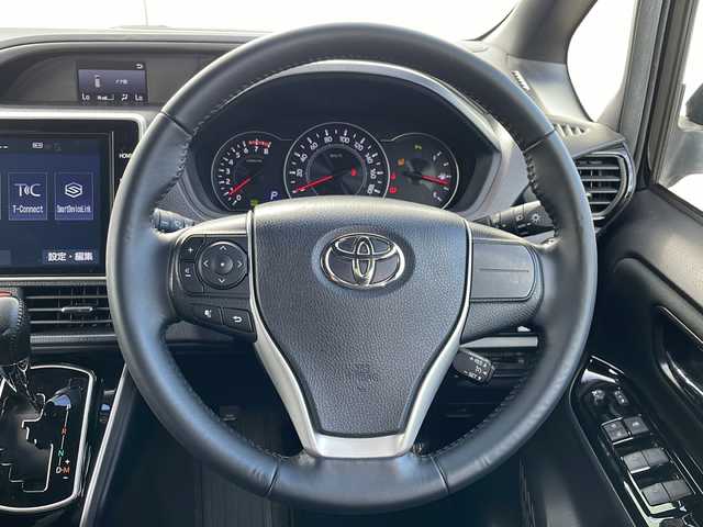 トヨタ ヴォクシー ZS 煌Ⅱ 福岡県 2020(令2)年 4.9万km ブラック 純正10インチナビ/（Bカメラ、Bluetooth、CD、DVD、TV、USB、HDMI、AM、FM）/両側パワースライドドア/純正12.1インチフリップダウンモニター（V12T-R68C)/デュアルエアコン/リアエアコン/クルーズコントロール/ドライブレコーダー前後/ETC/純正16インチホイール/プリクラッシュ/横滑り防止装置/車線逸脱警報/クリアランスソナー/アイドリングストップ/オートマチックハイビーム/プッシュスタート/スマートキー/LEDヘッドライト/フォグランプ/保証書