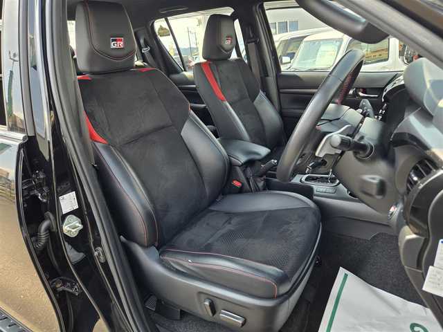 トヨタ ハイラックス Z GRスポーツ 鹿児島県 2022(令4)年 6.2万km アティチュードブラックマイカ GRサイドステップ/GRスポーツバー/パノラミックビューモニター/純正ディスプレィオーディオ/トヨタセーフティセンス/レダークルーズコントロール/パドルシフト/ハーフレザーシート/パワーシート/アイドリングストップ/ドライブレコーダー/ETC