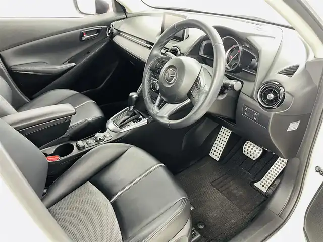 マツダ デミオ XD ブラックレザーリミテッド 福島県 2016(平28)年 6.6万km スノーフレイクホワイトパールマイカ 衝突軽減/・車線逸脱警報/・オートマチックハイビーム/・GVC/純正エアロ（フロント サイド）/純正7インチディスプレイオーディオ/・フルセグ/TV/BT/USB/AUX/SD/CD/DVD/FM/AM/バックカメラ/クルーズコントロール/LEDオートライト/・フォグライト/ハーフレザー/・シートヒーター/純正アルミホイール付きサマータイヤ/革ステアリング/・ステアリングリモコン/・パドルシフト/アイドリングストップ/純正フロアマット/純正ドアバイザー/アイドリングストップ/電動格納ミラー/・ウィンカーミラー/MTモード付AT/プッシュスタート/・スマートキー