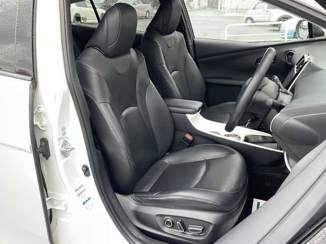 トヨタ プリウス A プレミアム 山形県 2017(平29)年 8.9万km ホワイトパールクリスタルシャイン 禁煙車/Toyota Safety Sense /・プリクラッシュセーフティ/・レーンディパーチャーアラート/・オートマチックハイビーム/・レーダークルーズコントロール/ヘッドアップディスプレイ/パーキングアシスト/合皮シート/純正ナビ(DSZT-YC4T)/CD.DVD.BT.SD/フルセグ/バック・フロントカメラ/パワーシート/シートヒーター/ETC2.0/AC100V(1500W)/純正エンジンスターター/ソライブレコーダー/LEDヘッドライト/プッシュスタート/スマートキー