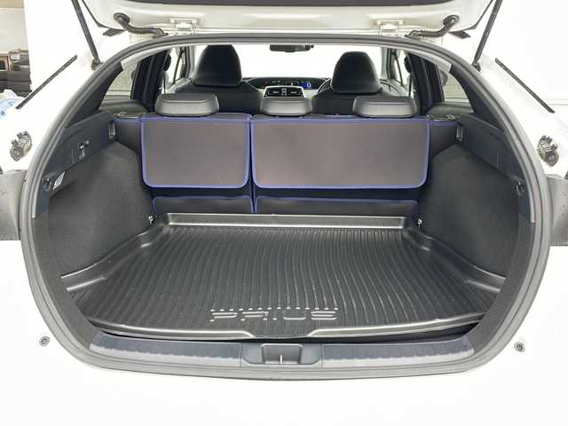 トヨタ プリウス A プレミアム 山形県 2017(平29)年 8.9万km ホワイトパールクリスタルシャイン 禁煙車/Toyota Safety Sense /・プリクラッシュセーフティ/・レーンディパーチャーアラート/・オートマチックハイビーム/・レーダークルーズコントロール/ヘッドアップディスプレイ/パーキングアシスト/合皮シート/純正ナビ(DSZT-YC4T)/CD.DVD.BT.SD/フルセグ/バック・フロントカメラ/パワーシート/シートヒーター/ETC2.0/AC100V(1500W)/純正エンジンスターター/ソライブレコーダー/LEDヘッドライト/プッシュスタート/スマートキー