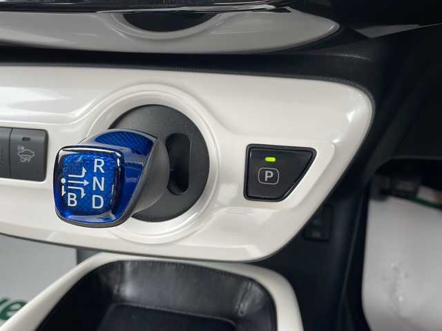 トヨタ プリウス A プレミアム 山形県 2017(平29)年 8.9万km ホワイトパールクリスタルシャイン 禁煙車/Toyota Safety Sense /・プリクラッシュセーフティ/・レーンディパーチャーアラート/・オートマチックハイビーム/・レーダークルーズコントロール/ヘッドアップディスプレイ/パーキングアシスト/合皮シート/純正ナビ(DSZT-YC4T)/CD.DVD.BT.SD/フルセグ/バック・フロントカメラ/パワーシート/シートヒーター/ETC2.0/AC100V(1500W)/純正エンジンスターター/ソライブレコーダー/LEDヘッドライト/プッシュスタート/スマートキー