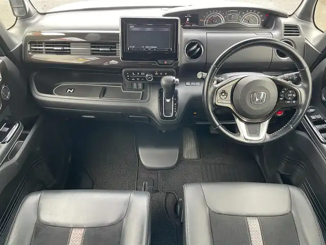 ホンダ Ｎ ＢＯＸ カスタム G EX ターボ ホンダセンシング 千葉県 2017(平29)年 10.8万km プレミアムホワイトパールⅡ (株)IDOMが運営する【じしゃロン八千代店】の自社ローン対象車両になります。こちらは現金またはオートローンご利用時の価格です。自社ローンご希望の方は別途その旨お申付け下さい/ターボ車/社外SDナビ(CN-RA03D)/【フルセグ/BT/DVD/CD/USB/SD/AM/FM/iPod】/バックカメラ/ビルトインETC/社外前方ドライブレコーダー/両側パワースライド/Honda SENSING/・衝突軽減ブレーキ/・オートハイビーム/・誤発進抑制機能/・後方誤発進抑制機能/・路外逸脱警報機能/・アダプティブクルーズコントロール/・車線維持支援システム/・歩行者事故低減ステアリング/・先行車発進お知らせ機能/・標識認識機能/(最高速度、はみ出し通行禁止、一時停止、進入禁止)/アイドリングストップ/ハーフレザー/パドルシフト/ステアリングスイッチ/サンシェード/社外ドアバイザー/社外フロアマット/保証・取説/スペアキーx1