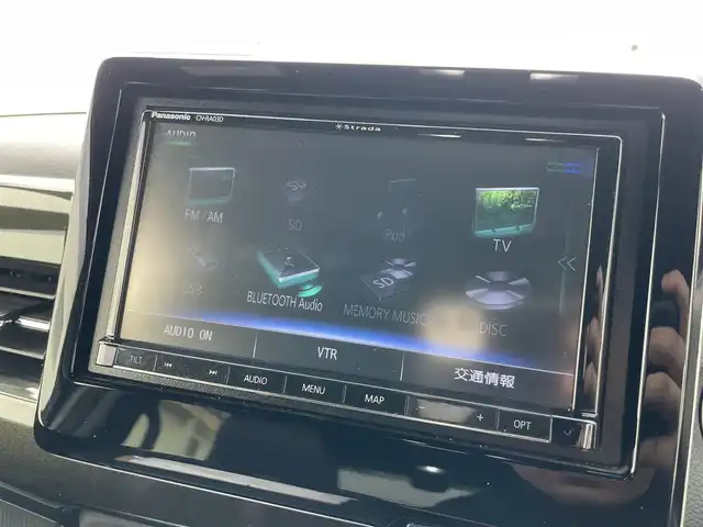 ホンダ Ｎ ＢＯＸ カスタム G EX ターボ ホンダセンシング 千葉県 2017(平29)年 10.8万km プレミアムホワイトパールⅡ (株)IDOMが運営する【じしゃロン八千代店】の自社ローン対象車両になります。こちらは現金またはオートローンご利用時の価格です。自社ローンご希望の方は別途その旨お申付け下さい/ターボ車/社外SDナビ(CN-RA03D)/【フルセグ/BT/DVD/CD/USB/SD/AM/FM/iPod】/バックカメラ/ビルトインETC/社外前方ドライブレコーダー/両側パワースライド/Honda SENSING/・衝突軽減ブレーキ/・オートハイビーム/・誤発進抑制機能/・後方誤発進抑制機能/・路外逸脱警報機能/・アダプティブクルーズコントロール/・車線維持支援システム/・歩行者事故低減ステアリング/・先行車発進お知らせ機能/・標識認識機能/(最高速度、はみ出し通行禁止、一時停止、進入禁止)/アイドリングストップ/ハーフレザー/パドルシフト/ステアリングスイッチ/サンシェード/社外ドアバイザー/社外フロアマット/保証・取説/スペアキーx1