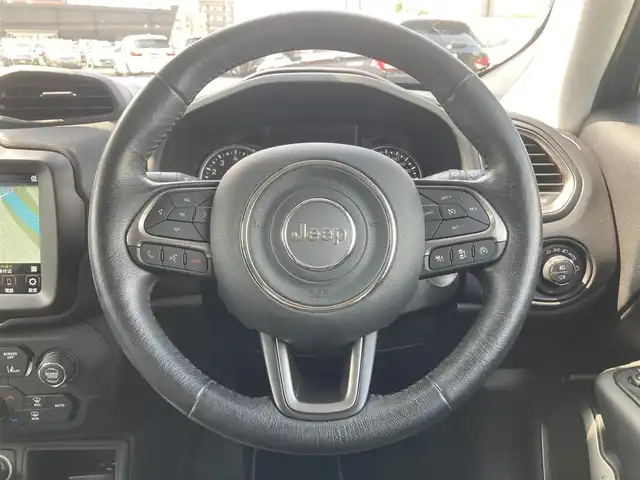 クライスラー・ジープ レネゲード スレートブルー 熊本県 2020(令2)年 4.6万km 青 ・スマートキー/・プッシュスタート/・自動緊急ブレーキ/・レーンセンス/・パークセンス/・ブラインドスポットモニター/・アクティブヘッドライト/・クルーズコントロール(追従式)/・黒革シート/・前席パワーシート/・前席シートヒーター /・ハンドルヒーター /・純正メモリナビ/　【Bluetooth・USB・AppleCarPlay・AndroidAuto】/・フルセグTV/・バックカメラ/・ETC2.0/・ドライブレコーダー(前後録画)/・LEDヘッドランプ/・LEDフォグランプ/・純正マット