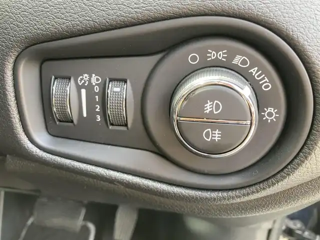 クライスラー・ジープ レネゲード スレートブルー 熊本県 2020(令2)年 4.6万km 青 ・スマートキー/・プッシュスタート/・自動緊急ブレーキ/・レーンセンス/・パークセンス/・ブラインドスポットモニター/・アクティブヘッドライト/・クルーズコントロール(追従式)/・黒革シート/・前席パワーシート/・前席シートヒーター /・ハンドルヒーター /・純正メモリナビ/　【Bluetooth・USB・AppleCarPlay・AndroidAuto】/・フルセグTV/・バックカメラ/・ETC2.0/・ドライブレコーダー(前後録画)/・LEDヘッドランプ/・LEDフォグランプ/・純正マット