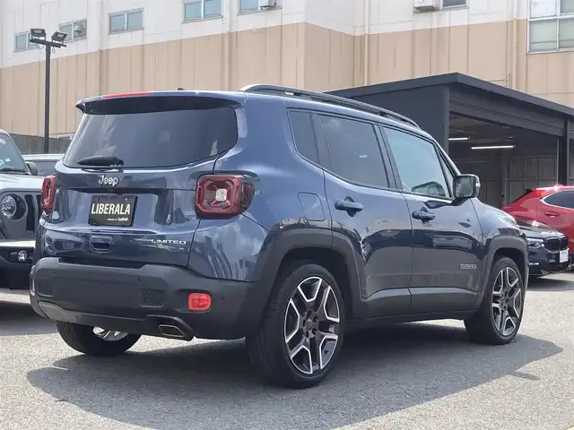 クライスラー・ジープ レネゲード スレートブルー 熊本県 2020(令2)年 4.6万km 青 ・スマートキー/・プッシュスタート/・自動緊急ブレーキ/・レーンセンス/・パークセンス/・ブラインドスポットモニター/・アクティブヘッドライト/・クルーズコントロール(追従式)/・黒革シート/・前席パワーシート/・前席シートヒーター /・ハンドルヒーター /・純正メモリナビ/　【Bluetooth・USB・AppleCarPlay・AndroidAuto】/・フルセグTV/・バックカメラ/・ETC2.0/・ドライブレコーダー(前後録画)/・LEDヘッドランプ/・LEDフォグランプ/・純正マット