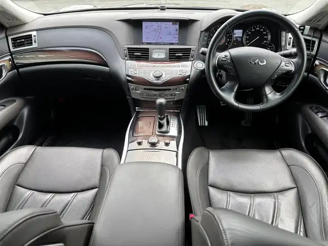 日産 フーガ 370GT FOUR 福岡県 2015(平27)年 2.4万km ブラックパール 〇純正ナビ/〇フルセグTV/〇ETC/〇ドライブレコーダー/〇プレミアムインテリアパッケージ/〇ブラウンセミアニリン革シート/〇インテリジェントクルーズコントロール/〇全方位運転支援システム/〇LEDヘッドランプ/〇オートライト/〇純正18インチアルミホイール/〇純正フロアマット/〇革巻きステアリングホイール/〇SRSエアバッグ/〇フォレストエアコン/〇パワーシート/パワーオットマン(助手席)/〇アームレスト/〇インテリジェントキー/アラウンドビューモニター/〇スペアキー/〇禁煙車