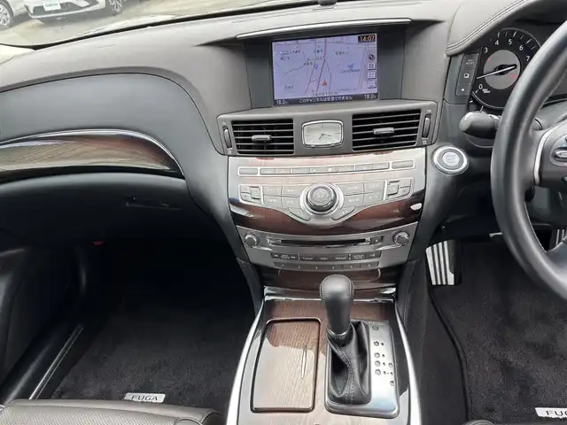 日産 フーガ 370GT FOUR 福岡県 2015(平27)年 2.4万km ブラックパール 〇純正ナビ/〇フルセグTV/〇ETC/〇ドライブレコーダー/〇プレミアムインテリアパッケージ/〇ブラウンセミアニリン革シート/〇インテリジェントクルーズコントロール/〇全方位運転支援システム/〇LEDヘッドランプ/〇オートライト/〇純正18インチアルミホイール/〇純正フロアマット/〇革巻きステアリングホイール/〇SRSエアバッグ/〇フォレストエアコン/〇パワーシート/パワーオットマン(助手席)/〇アームレスト/〇インテリジェントキー/アラウンドビューモニター/〇スペアキー/〇禁煙車