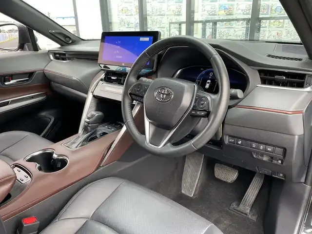 トヨタ ハリアー ハイブリッド Z レザーパッケージ 千葉県 2024(令6)年 2.2万km プレシャスブラックパール 純正12.3インチナビ/(フルセグTV/BT/FM/AM)/全周囲カメラ/JBLサウンド/ヘッドアップディスプレイ/ブラインドスポットモニター/デジタルインナーミラー/電動リアゲート/衝突被害軽減システム/車線逸脱警報/レーダークルーズコントロール/レザーシート/横滑り防止装置/ビルトインETC2.0/アイドリングストップ/LEDヘッドライト/フォグランプ/オートライト/ウィンカーミラー/電動格納ミラー/純正19インチAW/シートヒーター/エアシート/シートリフター/ステアリングヒーター/プッシュスタート/スマートキー/取扱説明書/保証書