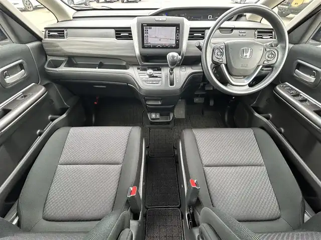ホンダ フリード G ブラックスタイル 岡山県 2022(令4)年 2.5万km プラチナホワイトパール 登録時走行距離24713km/純正ナビ/フルセグTV(AM/FM/CD/DVD/Bluetooth)/バックカメラ/両側パワースライドドア/ビルトインETC/前後ドライブレコーダー/ホンダセンシング/・衝突軽減ブレーキ/・路外逸脱抑制機能/・アダプティブクルーズコントロール/・車線維持支援システム/・オートマチックハイビーム/横滑り抑制機能/クリアランスソナー/フロントガラス熱線スイッチ/アイドリングストップ/ECONモード/D/N席シートヒーター/純正フロアマット/15インチ純正AW