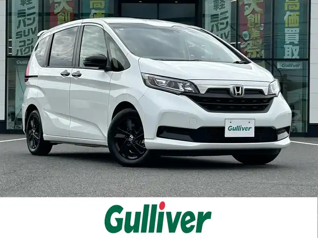ホンダ フリード G ブラックスタイル 岡山県 2022(令4)年 2.5万km プラチナホワイトパール 登録時走行距離24713km/純正ナビ/フルセグTV(AM/FM/CD/DVD/Bluetooth)/バックカメラ/両側パワースライドドア/ビルトインETC/前後ドライブレコーダー/ホンダセンシング/・衝突軽減ブレーキ/・路外逸脱抑制機能/・アダプティブクルーズコントロール/・車線維持支援システム/・オートマチックハイビーム/横滑り抑制機能/クリアランスソナー/フロントガラス熱線スイッチ/アイドリングストップ/ECONモード/D/N席シートヒーター/純正フロアマット/15インチ純正AW