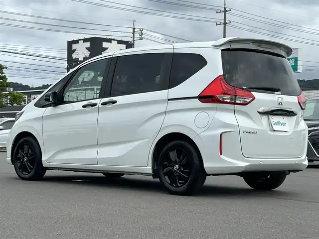 ホンダ フリード G ブラックスタイル 岡山県 2022(令4)年 2.5万km プラチナホワイトパール 登録時走行距離24713km/純正ナビ/フルセグTV(AM/FM/CD/DVD/Bluetooth)/バックカメラ/両側パワースライドドア/ビルトインETC/前後ドライブレコーダー/ホンダセンシング/・衝突軽減ブレーキ/・路外逸脱抑制機能/・アダプティブクルーズコントロール/・車線維持支援システム/・オートマチックハイビーム/横滑り抑制機能/クリアランスソナー/フロントガラス熱線スイッチ/アイドリングストップ/ECONモード/D/N席シートヒーター/純正フロアマット/15インチ純正AW