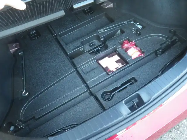 トヨタ プリウス A プレミアム　ツーリングセレ 神奈川県 2015(平27)年 16万km エモーショナルレッド セーフティセンスP/・プリクラッシュセーフティ/・レーンディパチャーアラート/・オートマチックハイビーム/・レーダークルーズコントロール/純正9インチSDナビ　フルセグTV/（DVD再生可/Bluetooth/SD/SD録音可）/バックカメラ/クリアランスソナー/黒革シート/パワーシート/前席シートヒーター/ブラインドスポットモニタリング/LEDヘッドランプ/LEDフォグランプ/ビルトインETC（DSRC）/スマートキーx2/AC100V電源/点検記録（全てトヨタディーラーで実施）/　28/12  30/3  30/11  R1/11/ R2/11  R3/12  R4/11/R5/11  R6/11  R7/11