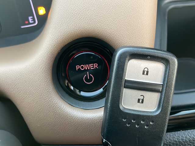 ホンダ フィット e:HEVリュクス 新潟県 2020(令2)年 2.4万km プレミアムグラマラスブロンズP 純正9インチナビ/バックカメラ/置くだけ充電/Blueooth/USB/プッシュスタート/スマートキー/ETC/ホンダエセンシング/シートヒーター/LEDヘッドライト/ハーフレザー/前後ドラレコ/純正フロアマット/純正アルミホイール