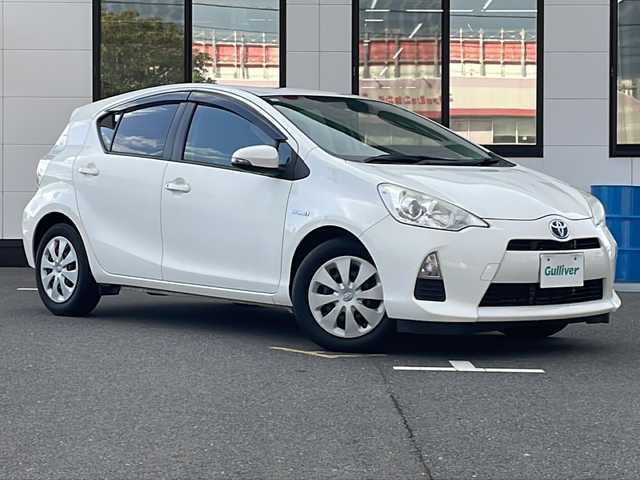 トヨタ アクア S 山口県 2013(平25)年 6.4万km スーパーホワイトⅡ 社外SDナビ　【AVN-Z03iW】/・Bluetooth接続/・DVD再生機能有/・フルセグTV/・AM/FM/・DS/ETC/純正フロアマット/スマートキー/プッシュスタート/ドアバイザー/ウィンカーミラー/取扱説明書