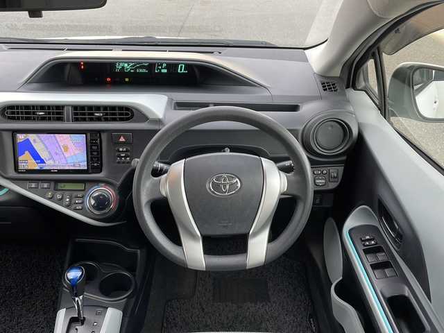 トヨタ アクア S 山口県 2013(平25)年 6.4万km スーパーホワイトⅡ 社外SDナビ　【AVN-Z03iW】/・Bluetooth接続/・DVD再生機能有/・フルセグTV/・AM/FM/・DS/ETC/純正フロアマット/スマートキー/プッシュスタート/ドアバイザー/ウィンカーミラー/取扱説明書