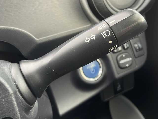 トヨタ アクア S 山口県 2013(平25)年 6.4万km スーパーホワイトⅡ 社外SDナビ　【AVN-Z03iW】/・Bluetooth接続/・DVD再生機能有/・フルセグTV/・AM/FM/・DS/ETC/純正フロアマット/スマートキー/プッシュスタート/ドアバイザー/ウィンカーミラー/取扱説明書