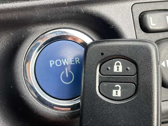 トヨタ アクア S 山口県 2013(平25)年 6.4万km スーパーホワイトⅡ 社外SDナビ　【AVN-Z03iW】/・Bluetooth接続/・DVD再生機能有/・フルセグTV/・AM/FM/・DS/ETC/純正フロアマット/スマートキー/プッシュスタート/ドアバイザー/ウィンカーミラー/取扱説明書